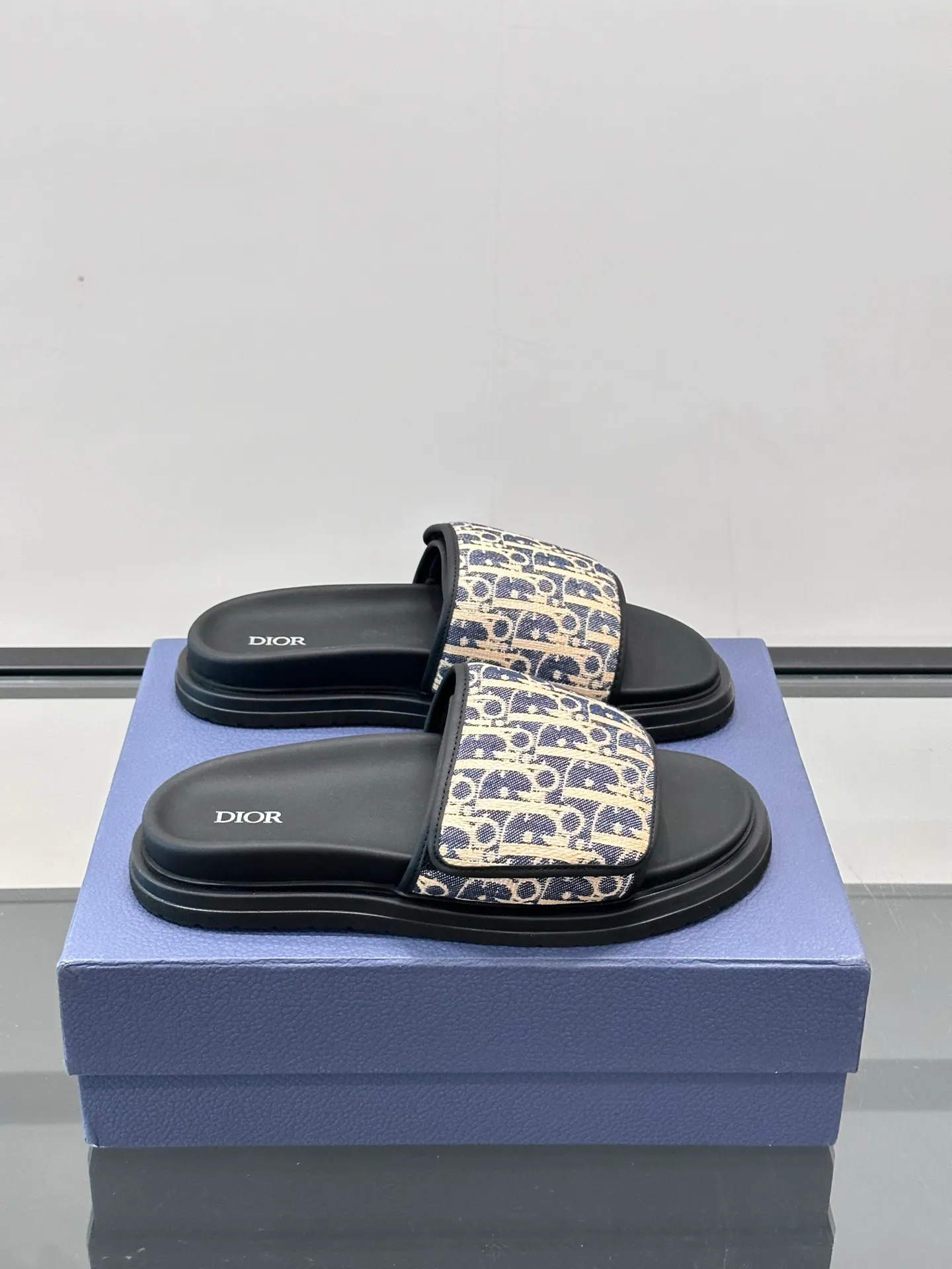 Factory price: 280💰𝐂𝐡𝐫𝐢𝐬𝐭𝐢𝐚𝐧 𝐃𝐢𝐨𝐫 Dior's latest popular sandals, classic upgraded Velcro sandals, original replicas, super durable and versatile, very comfortable on the feet, slimming and white, original cowhide leather upper, sheepskin lining Original d hardware buckle Original molded T men's shoes 💰U outsole Size: 38-44 (.45.46 customized)